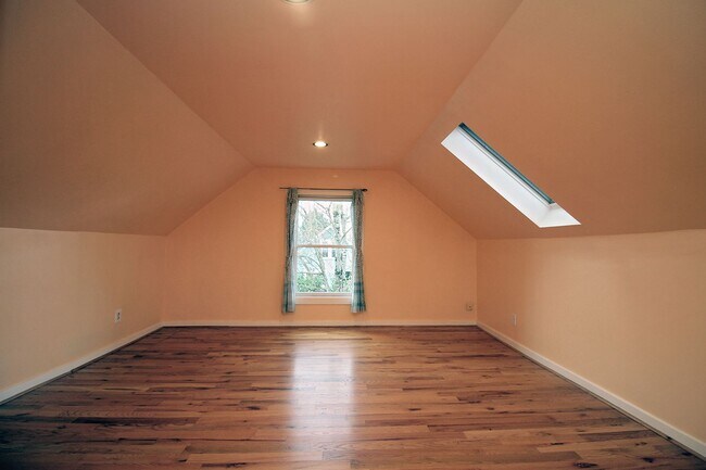 Building Photo - Delightful Remodeled Alberta Arts 3 Bed/2 Bath Bungalow