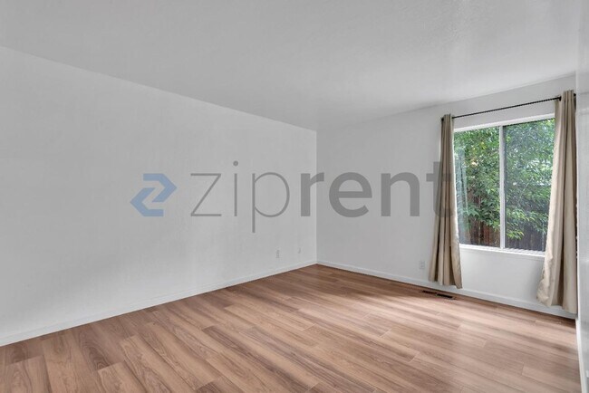 Building Photo - Unit C