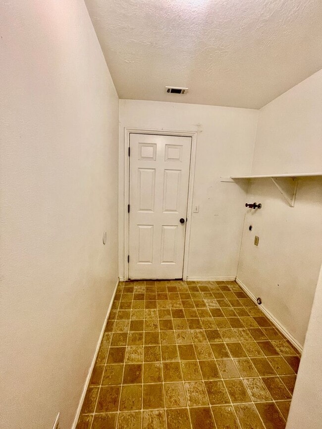 Building Photo - Adorable 3-BR Home with Garage and Amenities