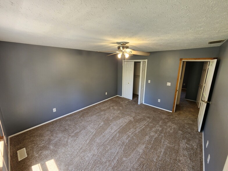 Building Photo - 8797 S Shandle Blvd