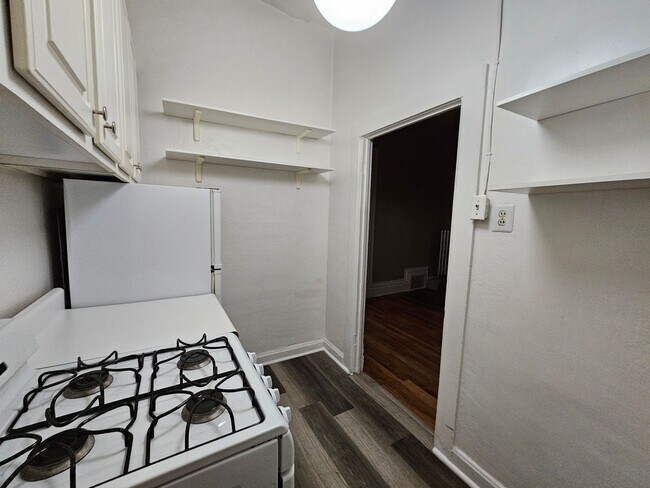 Building Photo - Charming Cap Hill 1 Bedroom w/ Claw Foot Tub