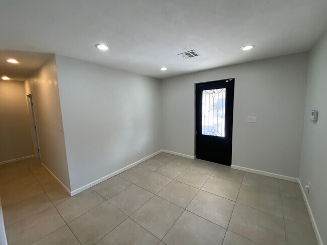 Building Photo - 2032 W Medlock Dr