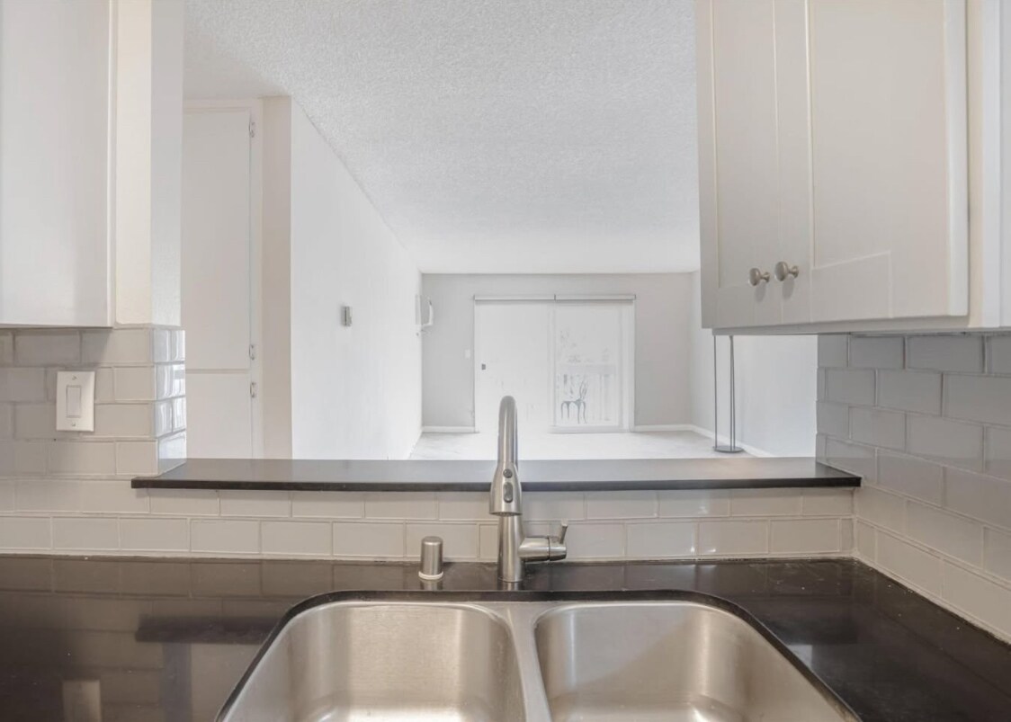 Building Photo - 8577 Rugby Dr