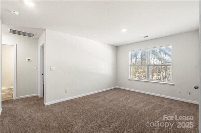 Building Photo - 221 Wildflower Dr