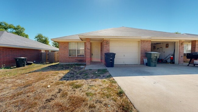 Building Photo - ALL TILE 3 BEDROOM DUPLEX ONLY $1,350 BY A...
