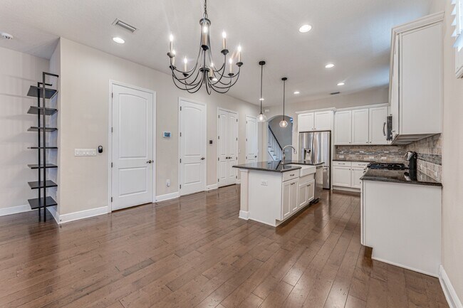 Building Photo - Stunning David weekly designed 3 BR+ OFFICE/ 2.5 BA / 2 Car executive townhouse in Hyde Park / So...