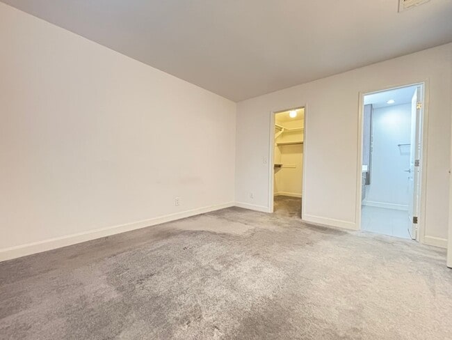 Building Photo - Beautiful 2 Bedroom 2 Bath Condo