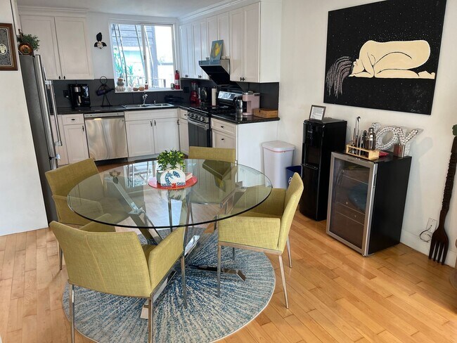 Building Photo - Amazing rare updated full floor Richmond f...