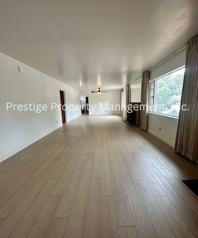 Building Photo - Spacious Central  3/2 Home w/ Split Floor ...