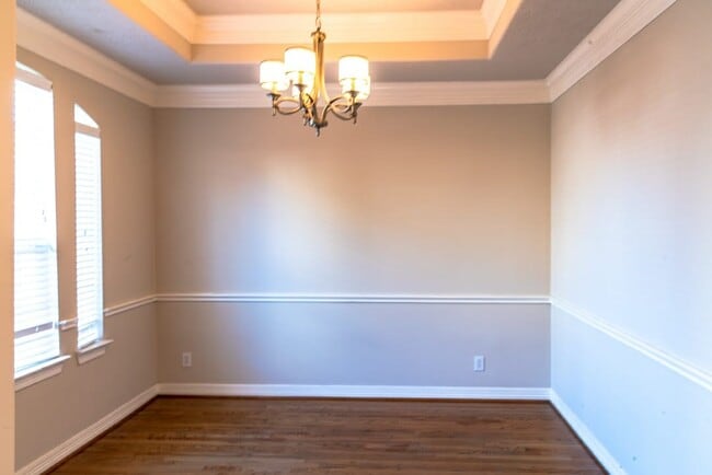 Building Photo - 1507 Shady Villa Manner