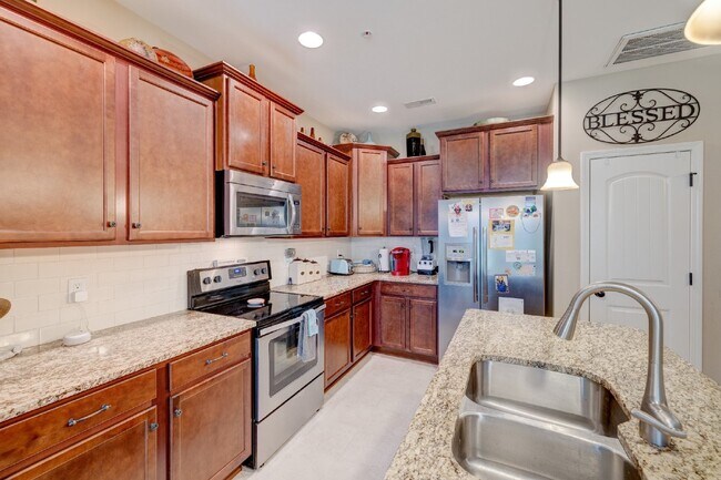 Building Photo - Hendersonville Townhome with Garage, Fireplace & Walk-In Closet