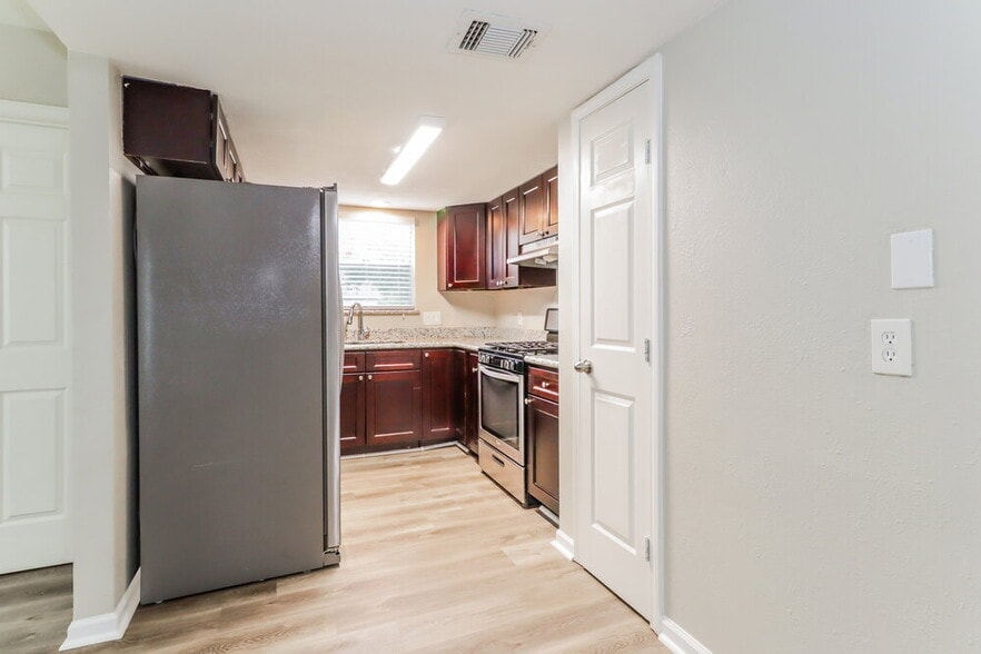 Building Photo - 7327 Shady Vale Ln