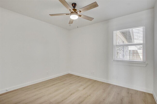 Building Photo - 1402 Valleyridge Cir