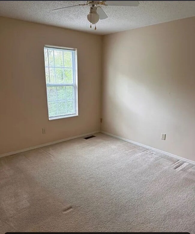 Building Photo - 3 bedrooms with Garage!