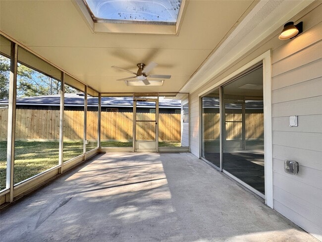 Building Photo - 5115 Hialeah Dr