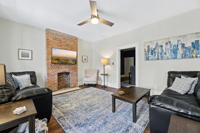 Primary Photo - 374 E Whittier St