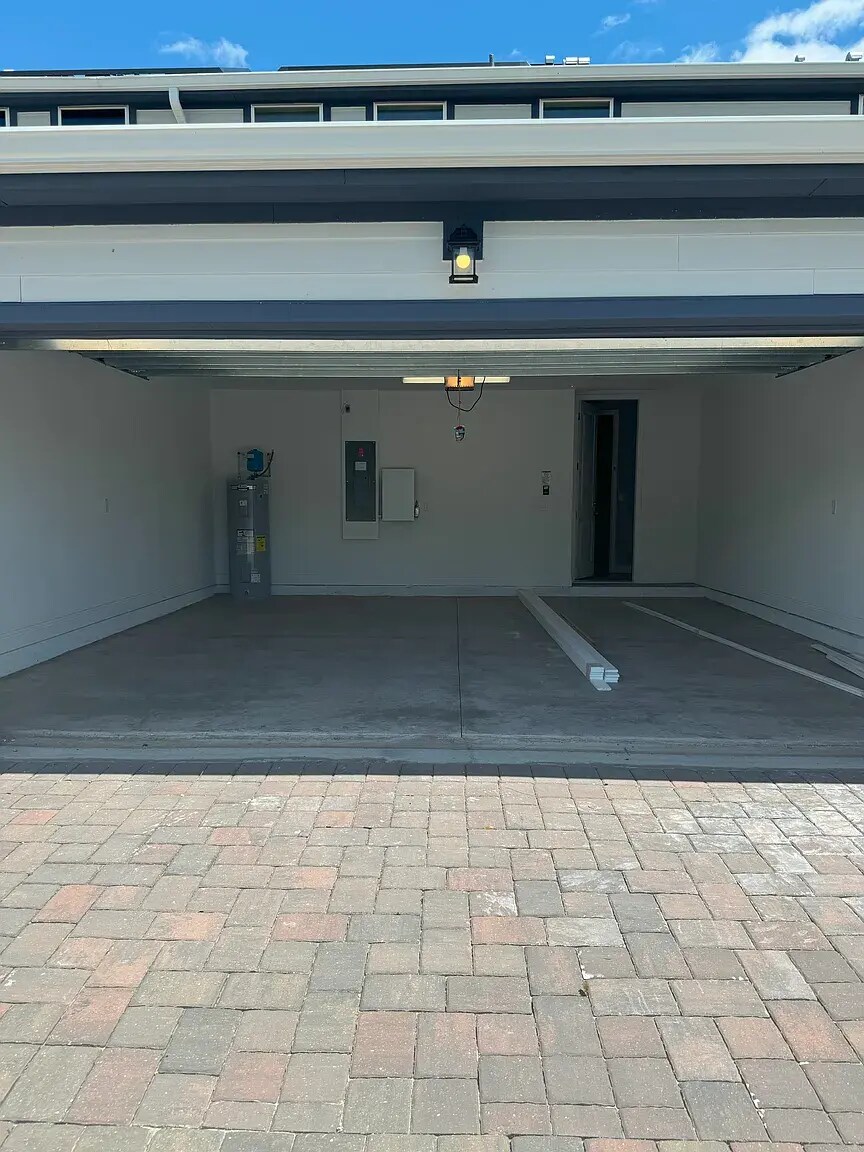Garage - 2920 Voyager Ave