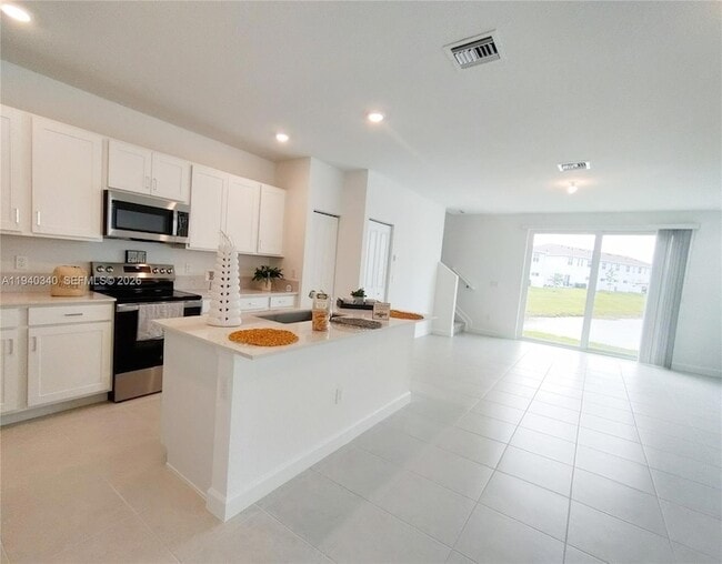 Building Photo - 400 SE Crossoak Ln