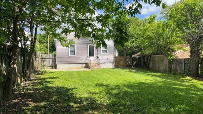 Building Photo - 250 E Parkwood Dr