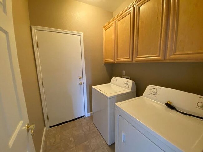 Building Photo - Beautiful 3 Bedroom + 1 FLEX ROOM Single Story House in South Meadows Reno