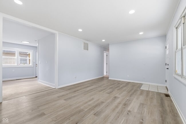 Building Photo - 1441 W Lynn Dr
