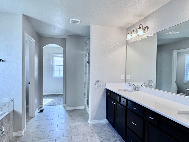 Building Photo - Beautifully Maintained Woodmoor Home Featu...