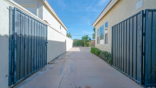 Building Photo - 49142 Barrymore St