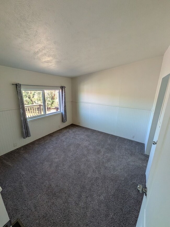 Building Photo - Fallon 3 Bedroom on Large Property