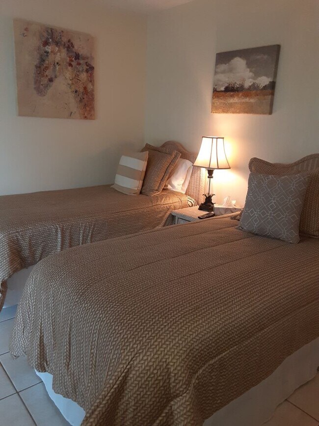 Building Photo - Seasonal/short term ONLY  Nicely renovated 2/2 condo across the street from LIDO BEACH!