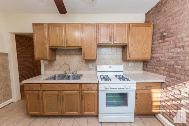 Building Photo - 2 bedroom in Chicago IL 60626