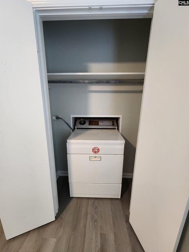 Building Photo - 721 Deerwood St