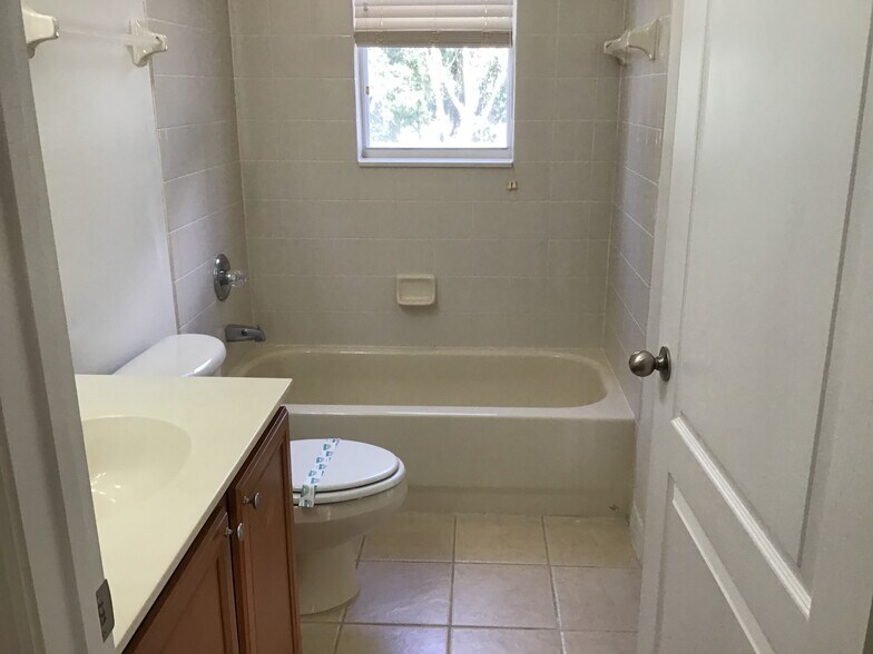 Building Photo - 3961 Long Branch Ln