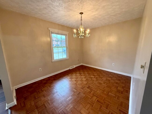 Building Photo - 303 Robin Dr