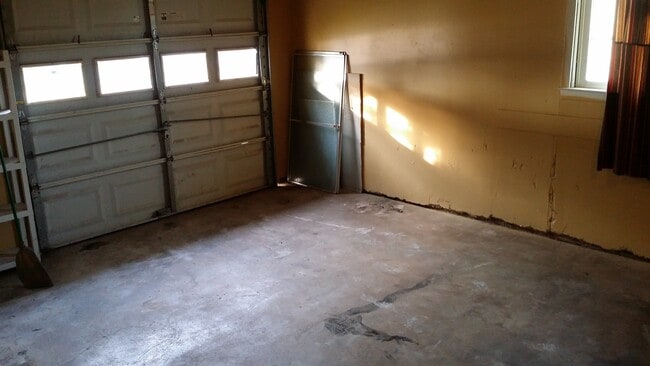 Building Photo - Come make this home yours