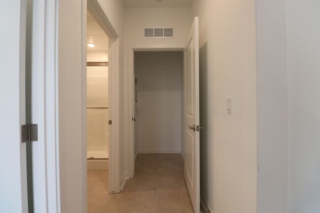 Building Photo - 1713 River Vis