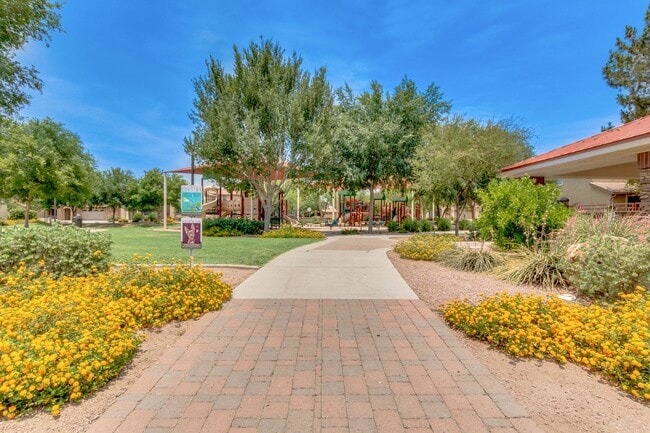 Building Photo - Lovely home in cul-de-sac lot with fenced pool!