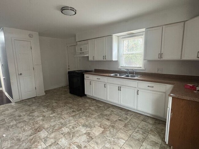 Building Photo - Charming 4bed/2Bath