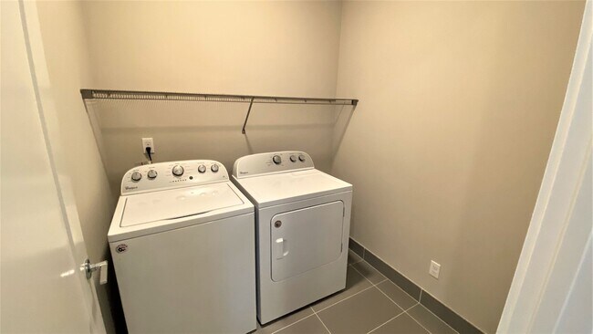 Building Photo - Modern 4BR Townhome in Prime Bellevue | AC | Bellevue Schools | Minutes to Microsoft