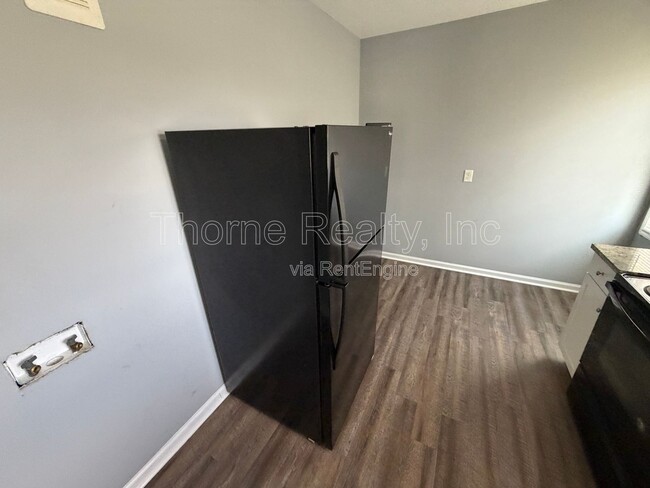 Building Photo - 700 Pinehaven Dr
