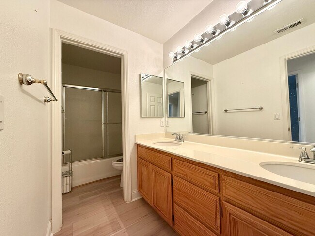 Building Photo - 3-Bedroom Home in a Prime Location!