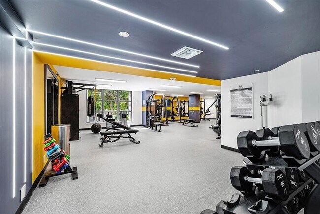 Building Photo - 3500 Mystic Pointe Dr