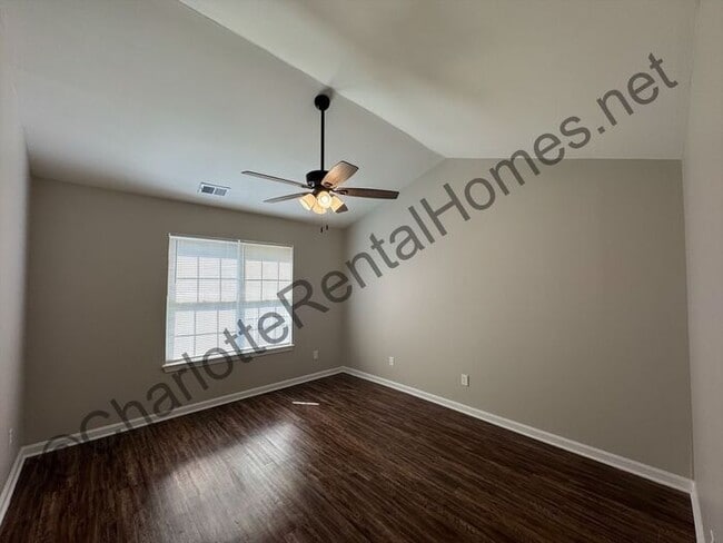 Building Photo - Beautiful 3 bedroom 2 bathroom home in Cha...