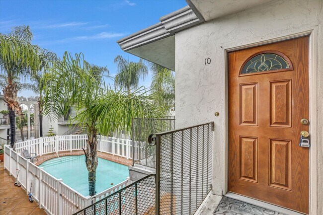 Primary Photo - Upstairs 1 Bedroom Condo w/ Parking - Fresh Paint & Carpet!