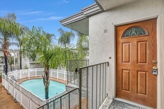 Building Photo - Upstairs 1 Bedroom Condo w/ Parking - Fresh Paint & Carpet!