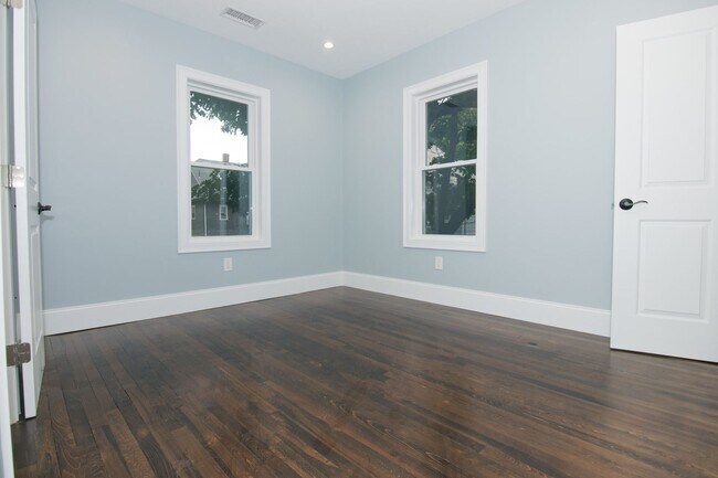 Building Photo - No Brokers Fee. InUnit Washer/Dryer, centr...
