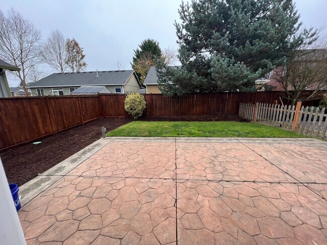 Building Photo - 3+ -Bedroom 3-Bathroom West Eugene Stunner!