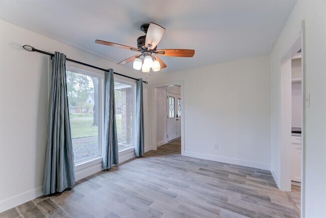 Building Photo - 560 Landfall Ln