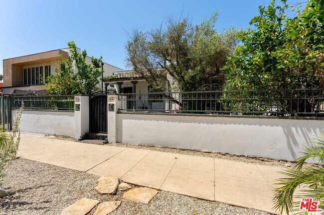 Building Photo - 537 N Poinsettia Pl