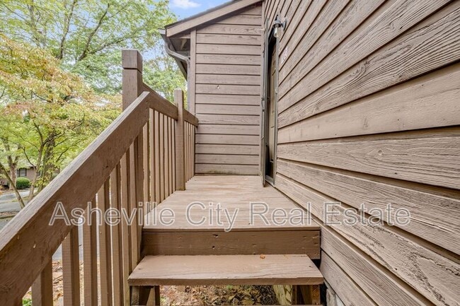 Building Photo - 103 Parkway Vista Dr