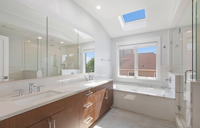 Building Photo - 1639 Maple St